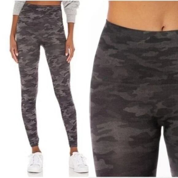 SPANX Look At Me Now Seamless Cropped Legging SIZE M Black Camo Yoga Pants - Picture 1 of 12